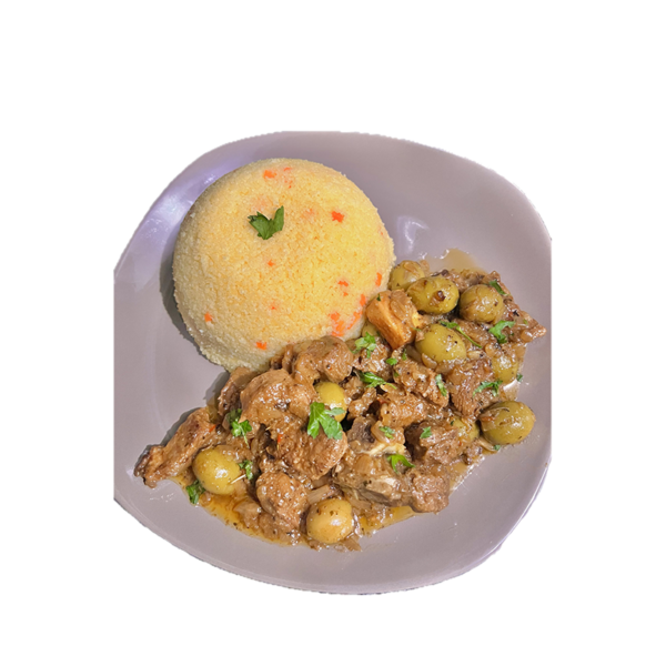 Couscous aux légumes avec sa sauce oignons à la viande et aux olives