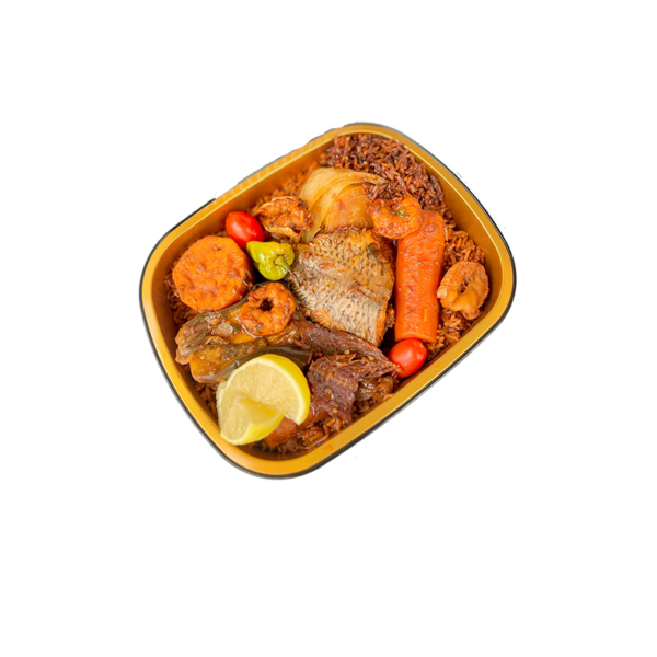 Riz à la tomate accompagné de poisson et légumes