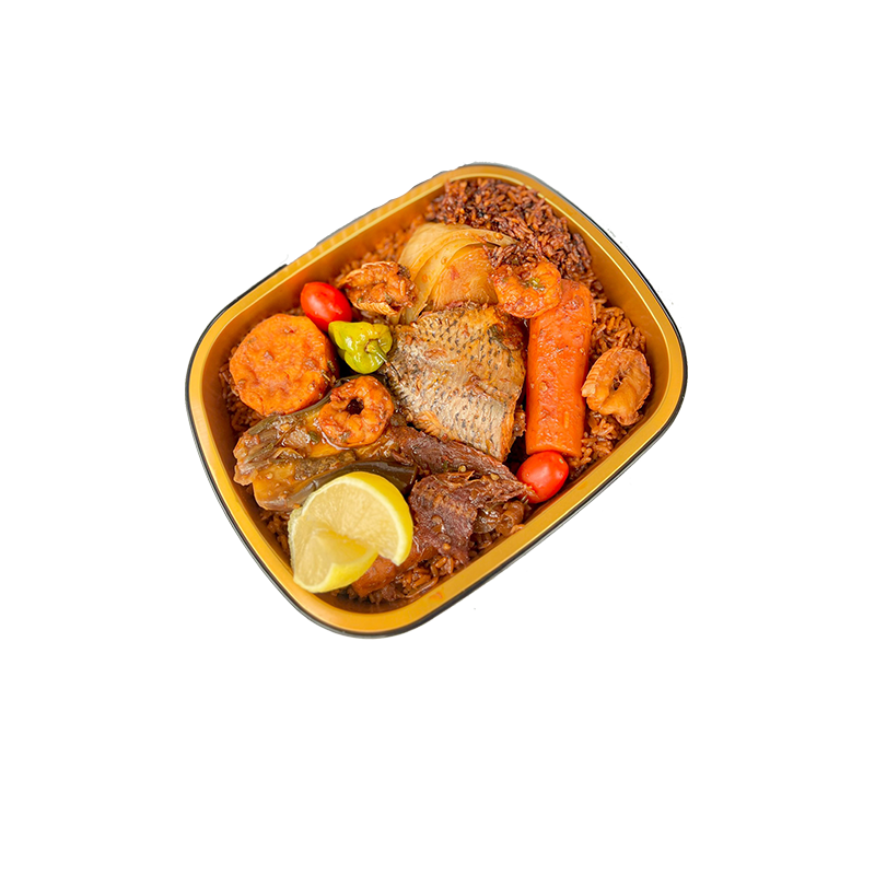 Riz à la tomate accompagné de poisson et légumes