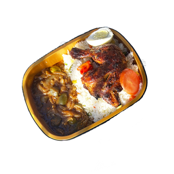 Riz blanc accompagné de sauce oignons et poulet